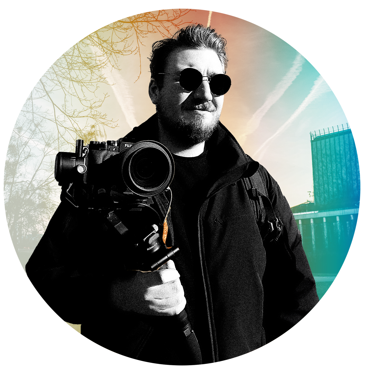 Paweł Bezubik - grafik, fotograf i twórca treści wizualnych, prezentujący swoje umiejętności w kreatywnym otoczeniu.